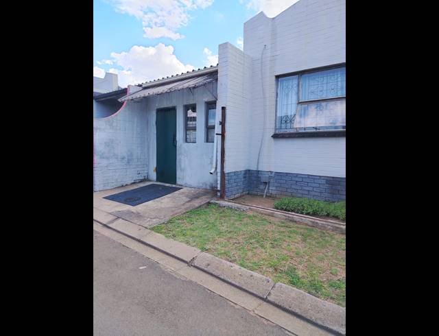 3 BEDROOM FREEHOLD FOR SALE IN PARADISE